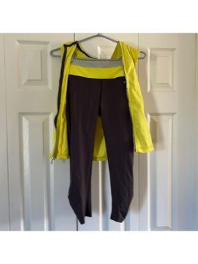 Bebe sport Capri and vest set size S🥰🥰